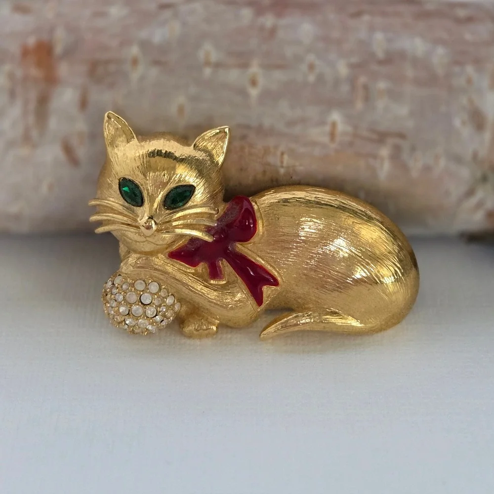 Napier Brooch Gold Cat Green Eyes Red Bow Rhinestone Ball Vintage Pin Signed